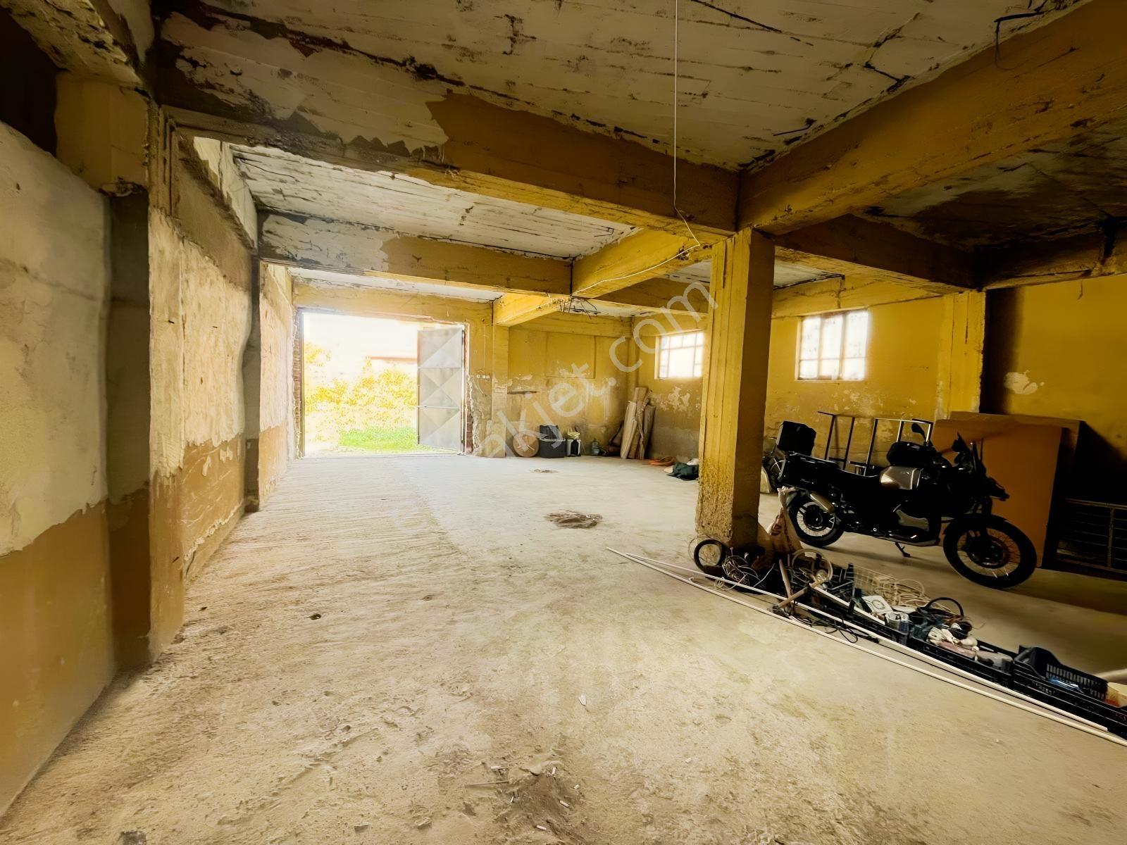 Gökçayda Yola 33m Cepheli Ev Ve 300m2 Doposu. Yatırımlık! — fotoğraf 13