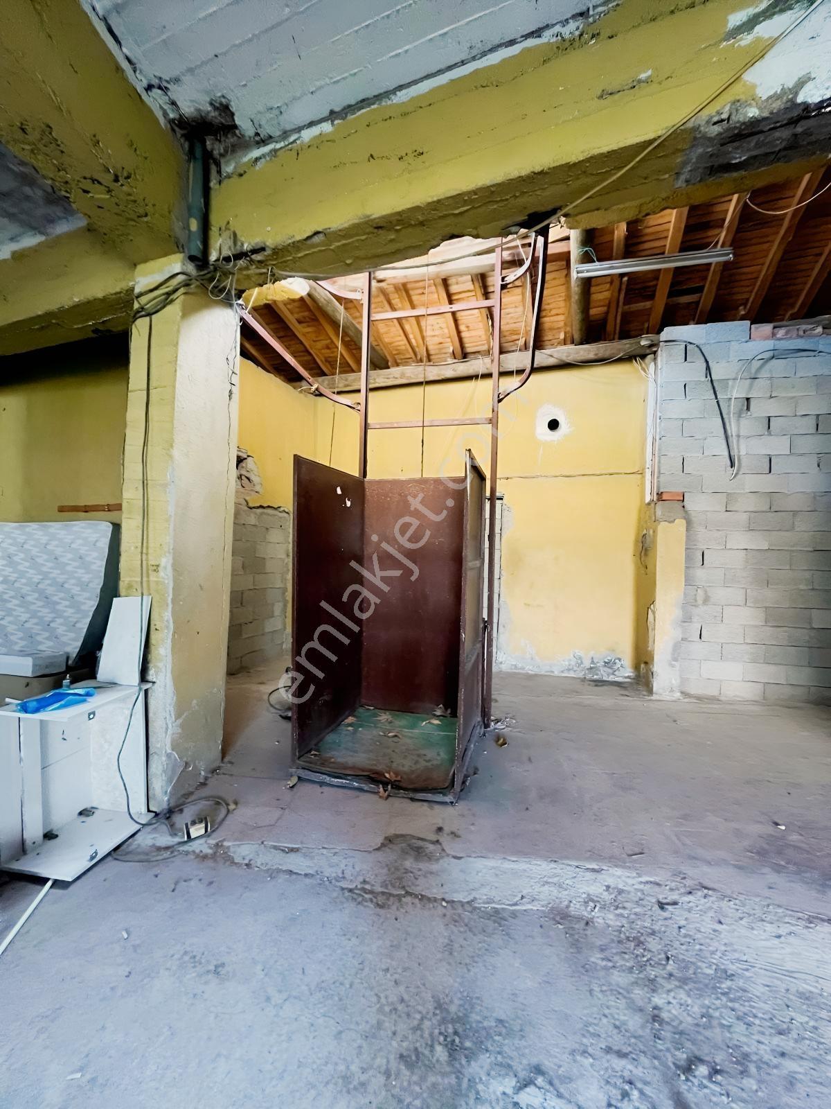 Gökçayda Yola 33m Cepheli Ev Ve 300m2 Doposu. Yatırımlık! — fotoğraf 16