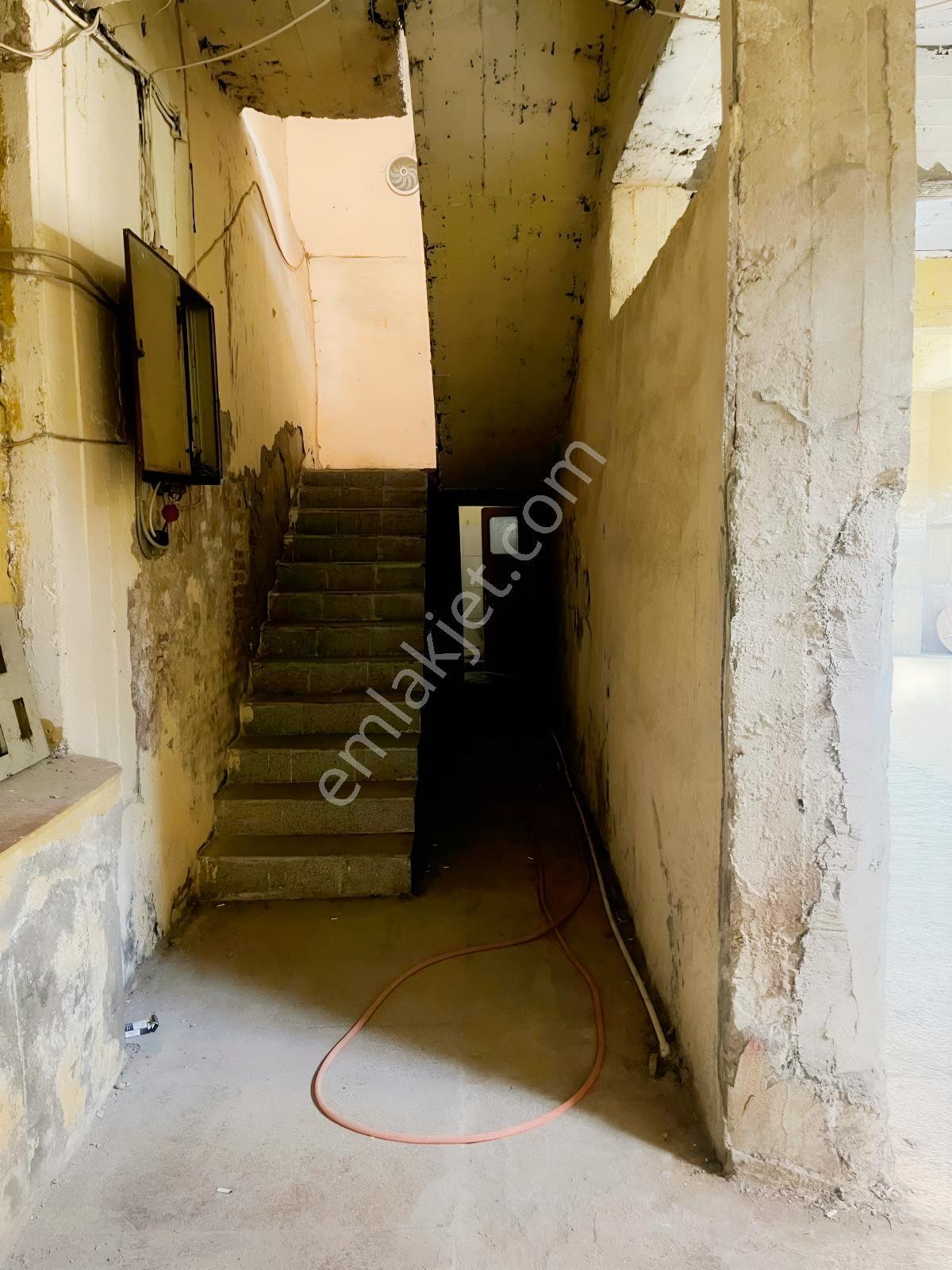 Gökçayda Yola 33m Cepheli Ev Ve 300m2 Doposu. Yatırımlık! — fotoğraf 17