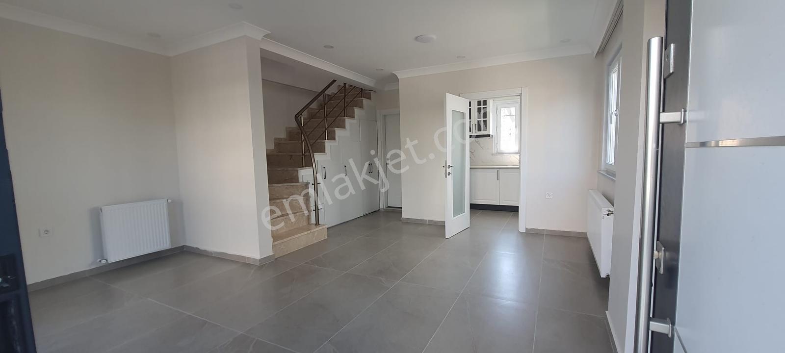 Düzgün Ve Temiz Villa 4+1 Sorunsuz #kartallar Onur Duyar# — fotoğraf 32