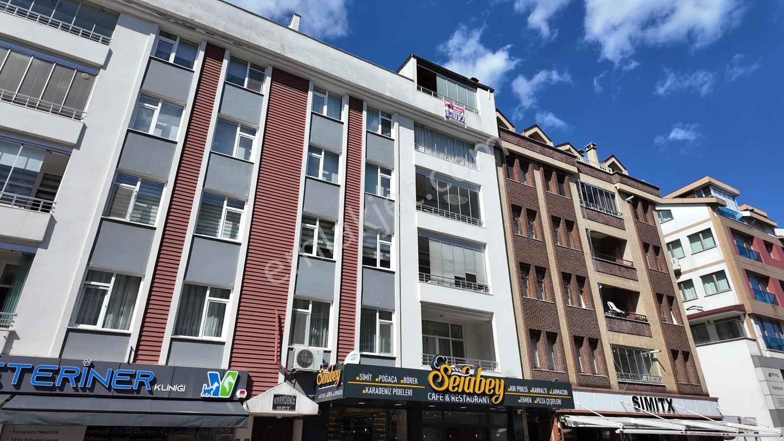 Akyazı Mahallesi'nde Sahile Yürüme Mesafesinde Geniş 3+1 Daire