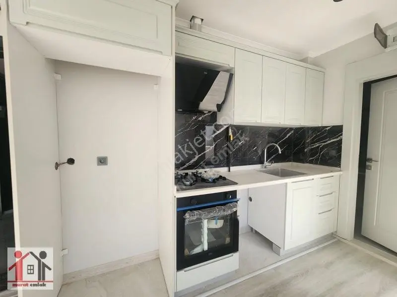 Sıfır Lüx Katda Oturuma Hazır 1+1 Kapalı Garajlı Daire — fotoğraf 6