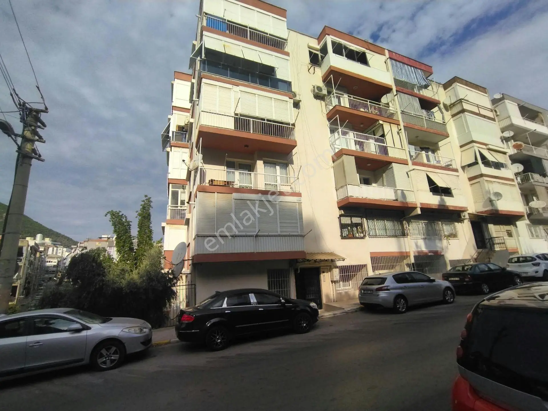 Balçova Ç.emeç Mh. Merkezi Konumda 2+1 Satılık Daire