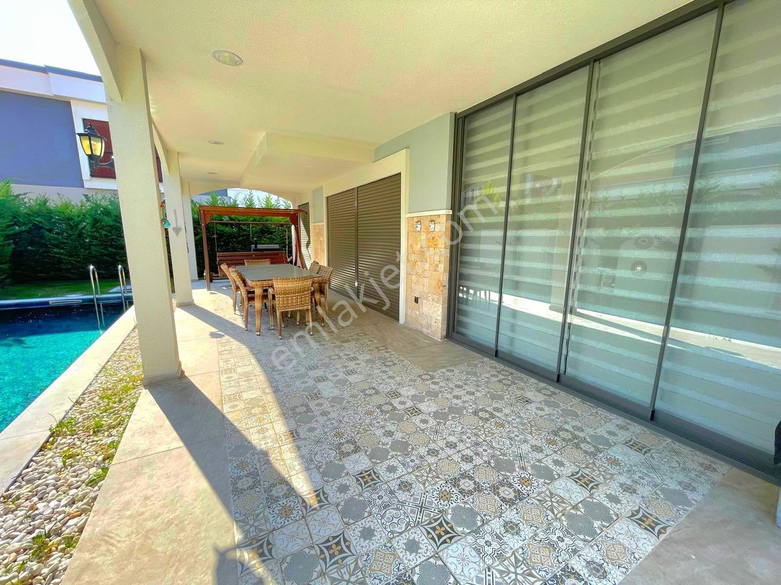 Kuşadasının En Elit Bölgesinde Plaja Ve Avm'lere Yakın Özel Havuzlu Tek Müstakil 4+1 Villa — fotoğraf 12