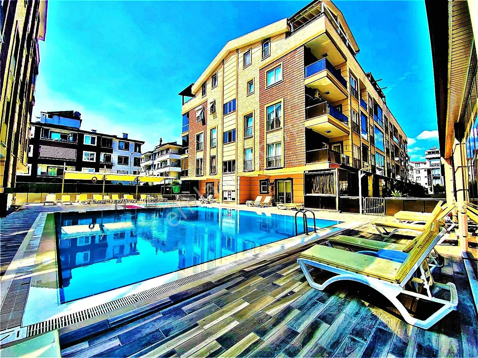 Aktif'Ten Akçay'Da Satılık Yüzme Havuzlu, Kapalı Otoparklı Full Eşyalı 1+0 Daire