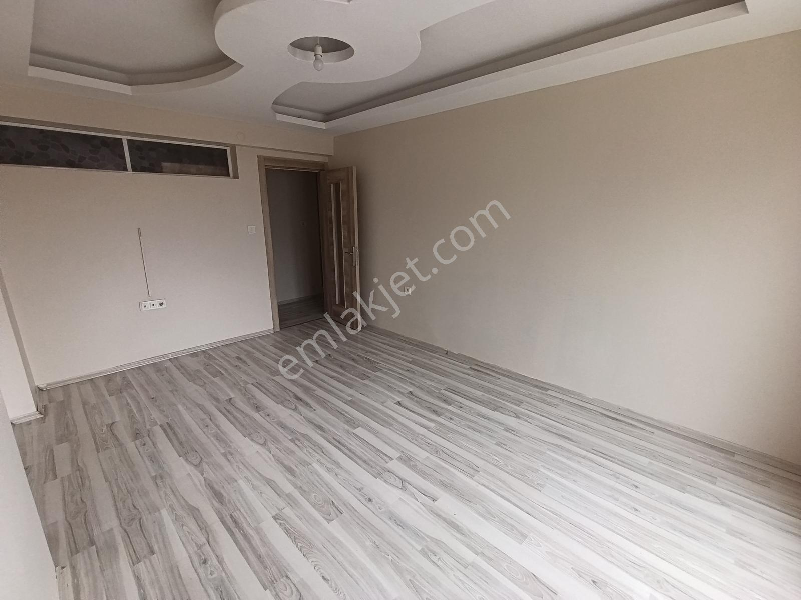 20'lik Yolda Cadde Üzeri Asansörlü Kapalı Otoparklı 2+1 Satılık — fotoğraf 3