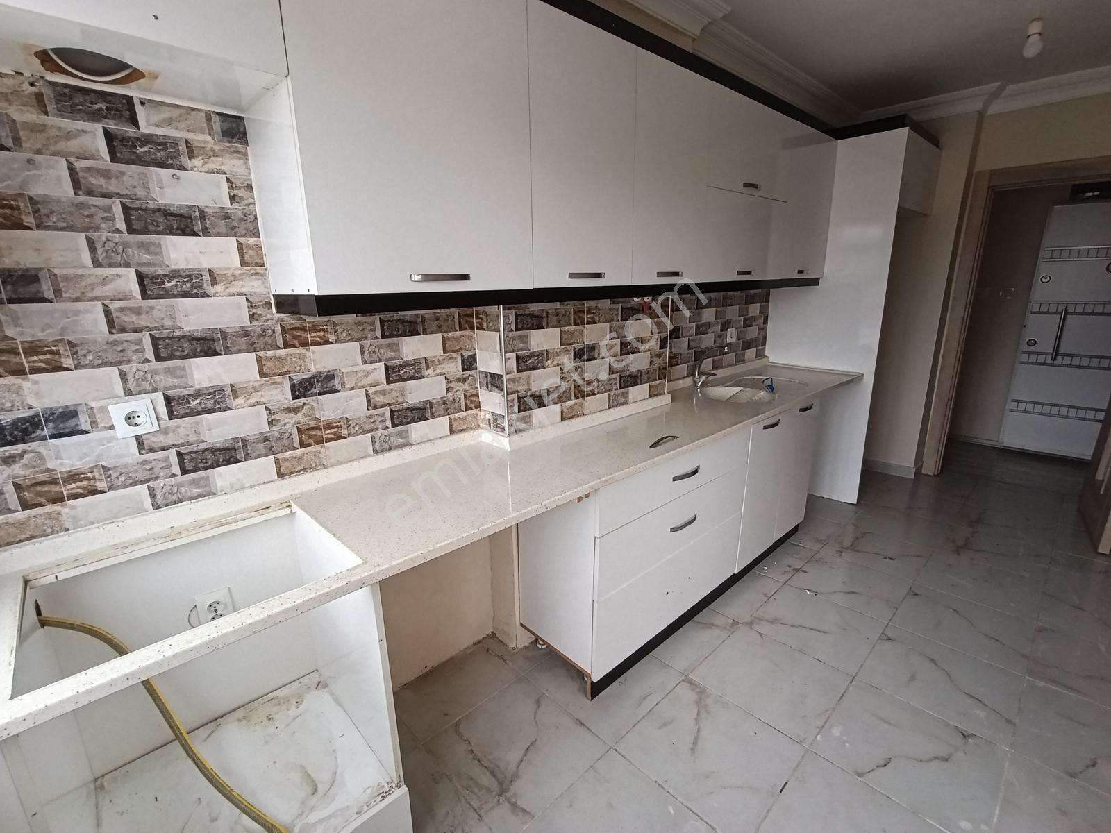20'lik Yolda Cadde Üzeri Asansörlü Kapalı Otoparklı 2+1 Satılık — fotoğraf 5