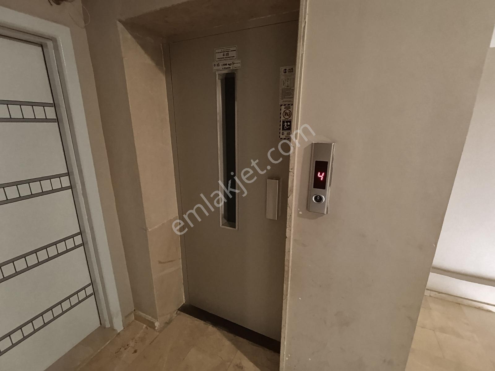 20'lik Yolda Cadde Üzeri Asansörlü Kapalı Otoparklı 2+1 Satılık — fotoğraf 18