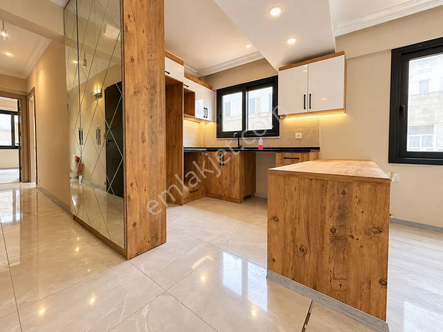 Yüksel'den Edremit Çarşının Merkezinde Geniş Balkonlu 2+1 Daire — fotoğraf 4