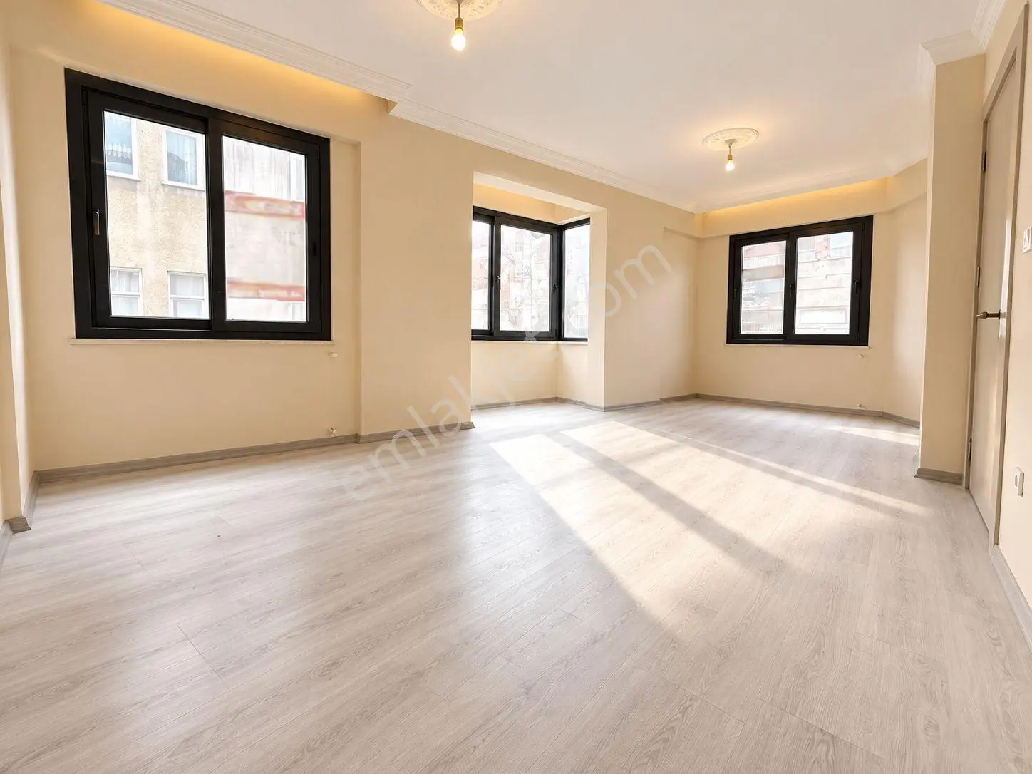 Yüksel'den Edremit Çarşının Merkezinde Geniş Balkonlu 2+1 Daire — fotoğraf 9