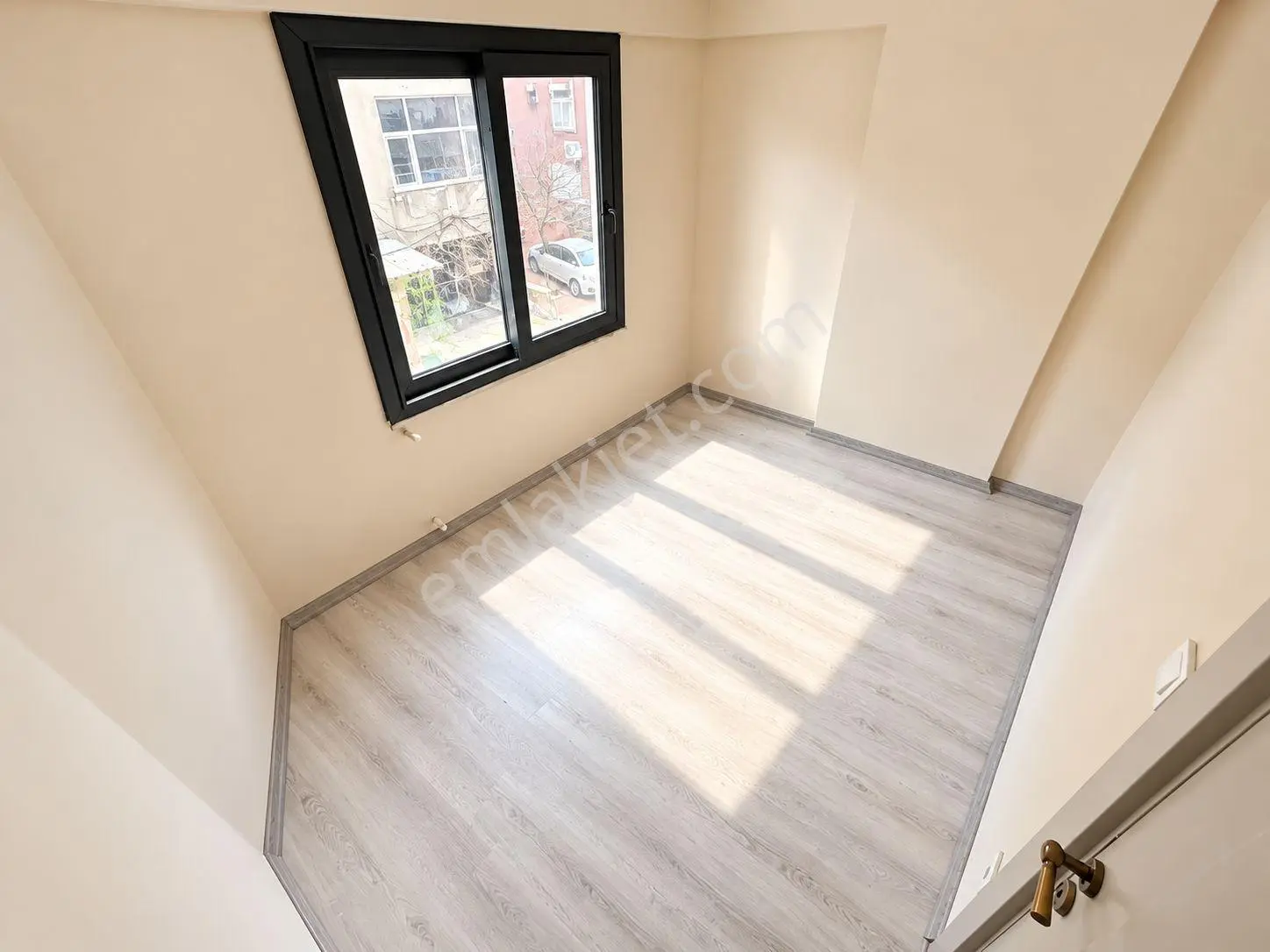 Yüksel'den Edremit Çarşının Merkezinde Geniş Balkonlu 2+1 Daire — fotoğraf 10