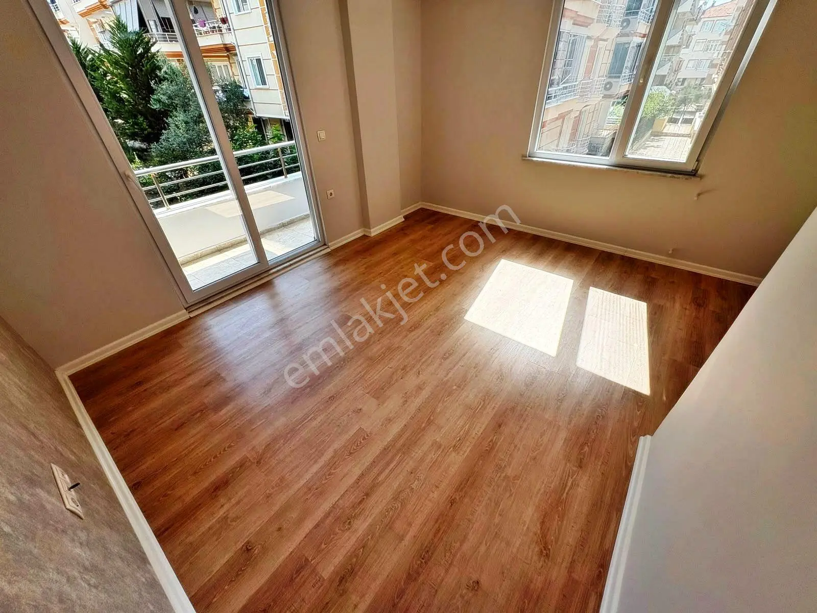 Aktiften Akçay'da Satılık Çift Balkonlu Doğalgazlı Asansörlü Lüx 2+1 Daire — fotoğraf 2