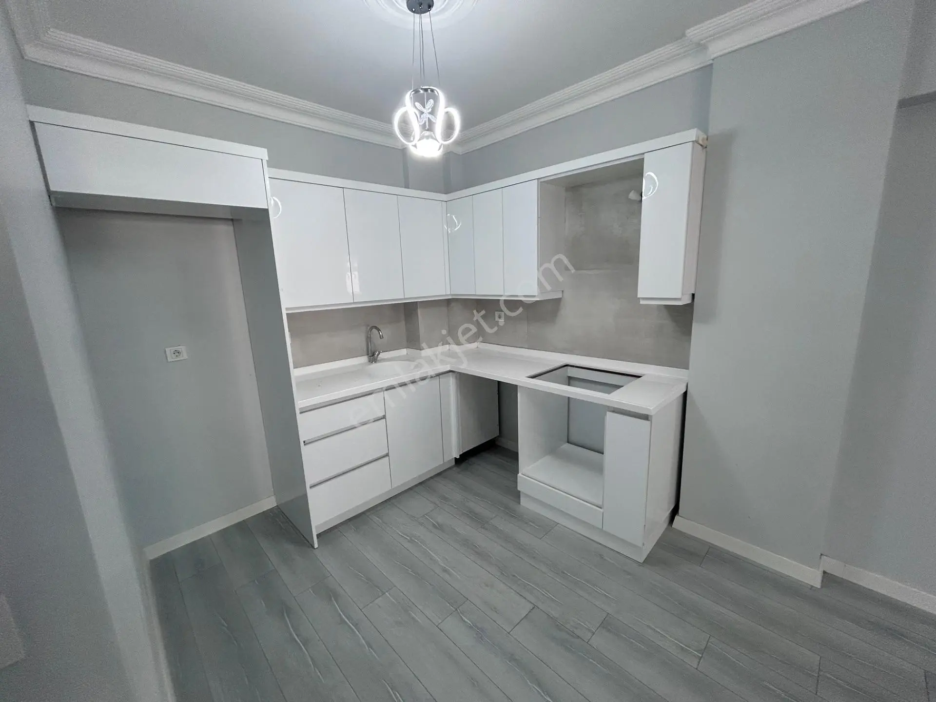Havuzlu Sitede Geniş 1+1 — fotoğraf 11