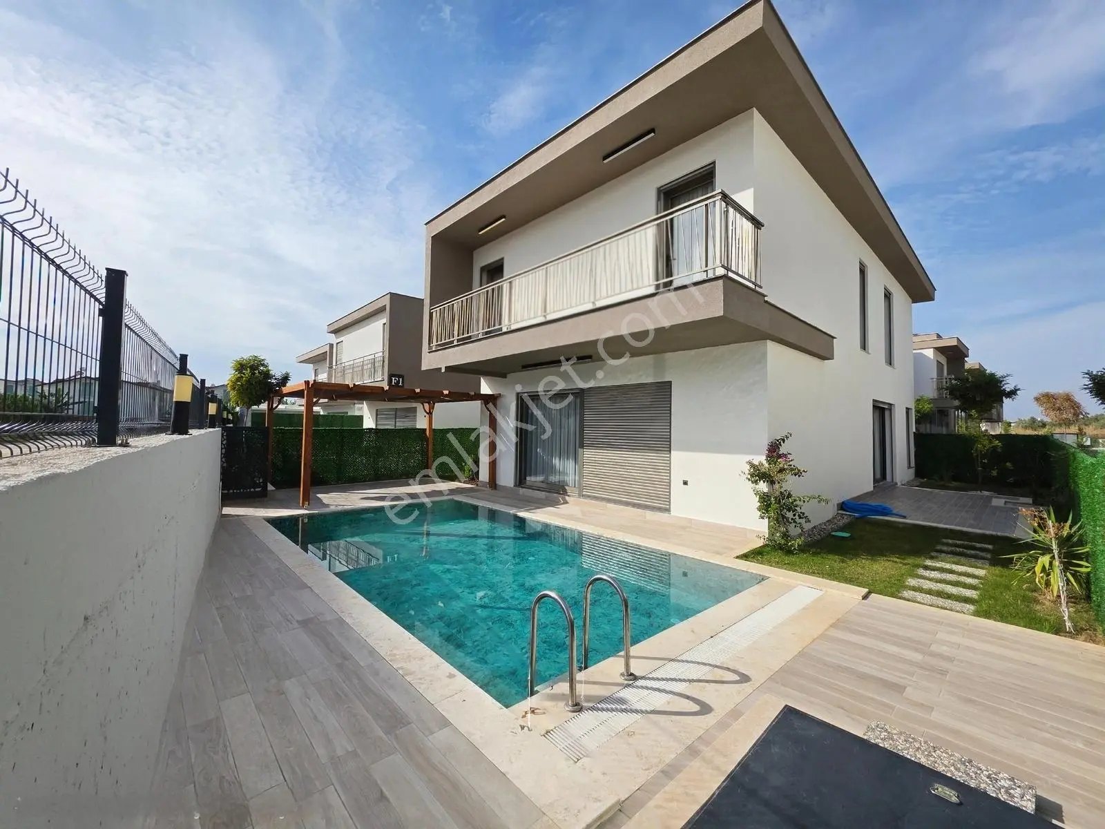 Kuşadasında Denize Yakın 4+1 Sıfır Mustakil Satılık Villa