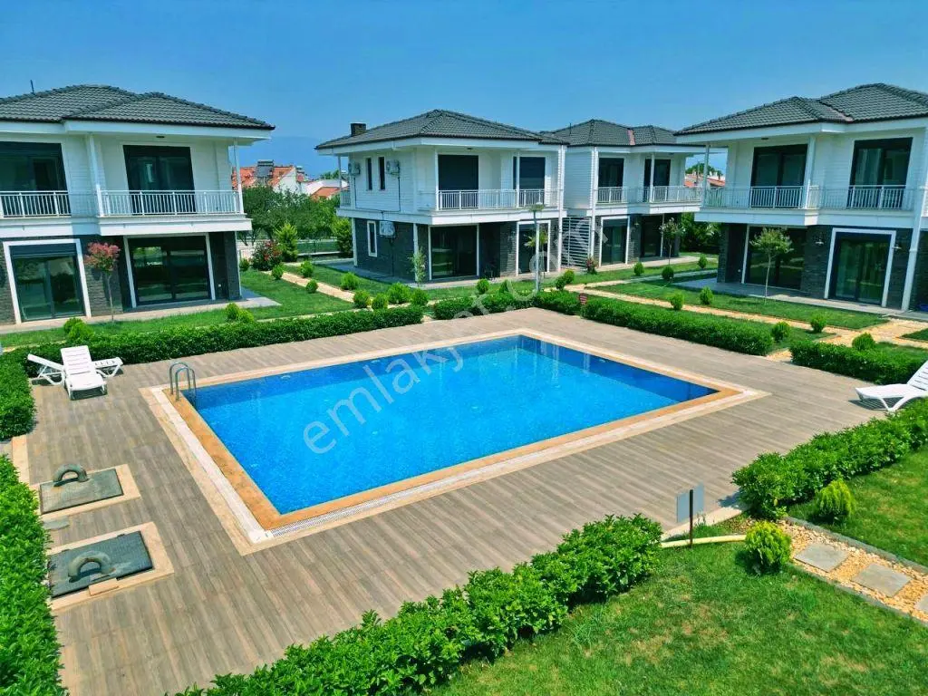 Uytundan Pelitköy'de Denize 100 Metre Site İçi Havuzlu 3+1 Villa — fotoğraf 2