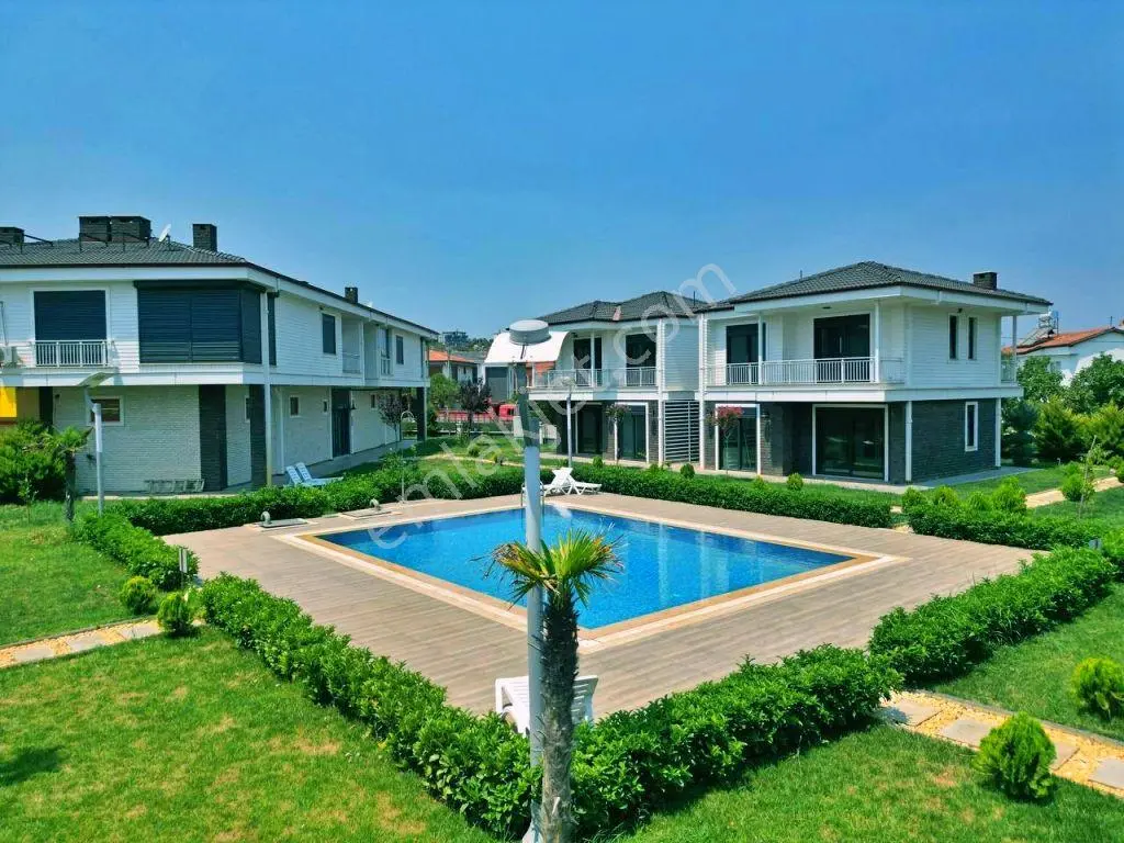 Uytundan Pelitköy'de Denize 100 Metre Site İçi Havuzlu 3+1 Villa — fotoğraf 3