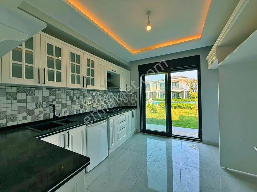 Uytundan Pelitköy'de Denize 100 Metre Site İçi Havuzlu 3+1 Villa — fotoğraf 4