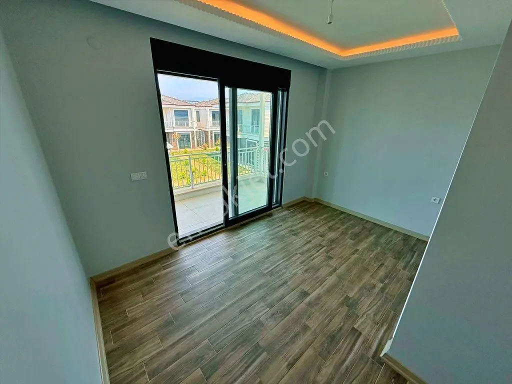 Uytundan Pelitköy'de Denize 100 Metre Site İçi Havuzlu 3+1 Villa — fotoğraf 10