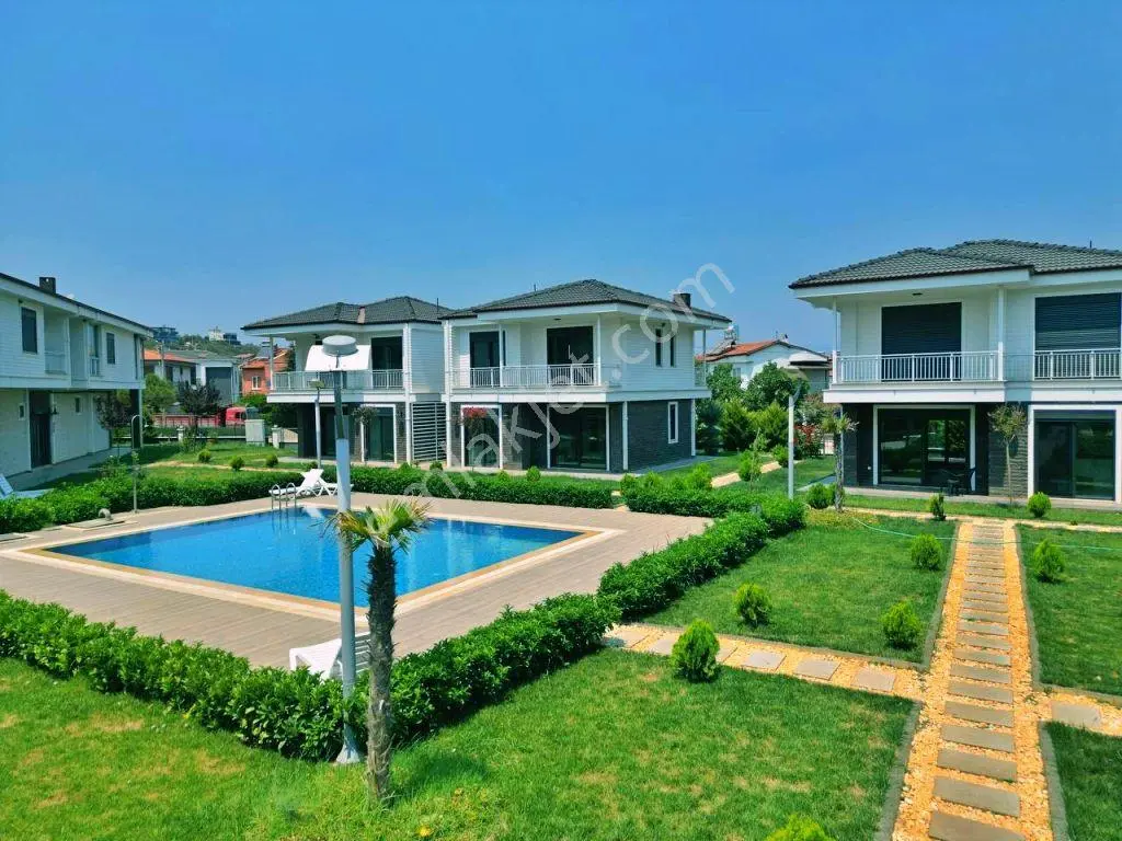 Uytundan Pelitköy'de Denize 100 Metre Site İçi Havuzlu 3+1 Villa — fotoğraf 15