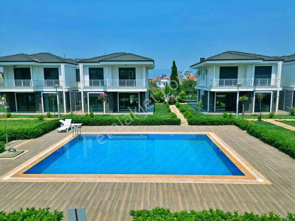 Uytundan Pelitköy'de Denize 100 Metre Site İçi Havuzlu 3+1 Villa — fotoğraf 16