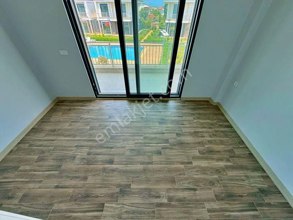 Uytundan Pelitköy'de Denize 100 Metre Site İçi Havuzlu 3+1 Villa — fotoğraf 20