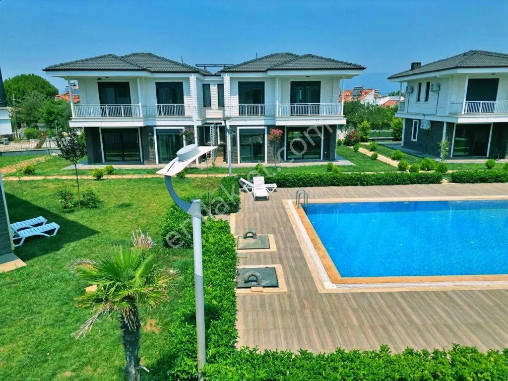 Uytundan Pelitköy'de Denize 100 Metre Site İçi Havuzlu 3+1 Villa — fotoğraf 28
