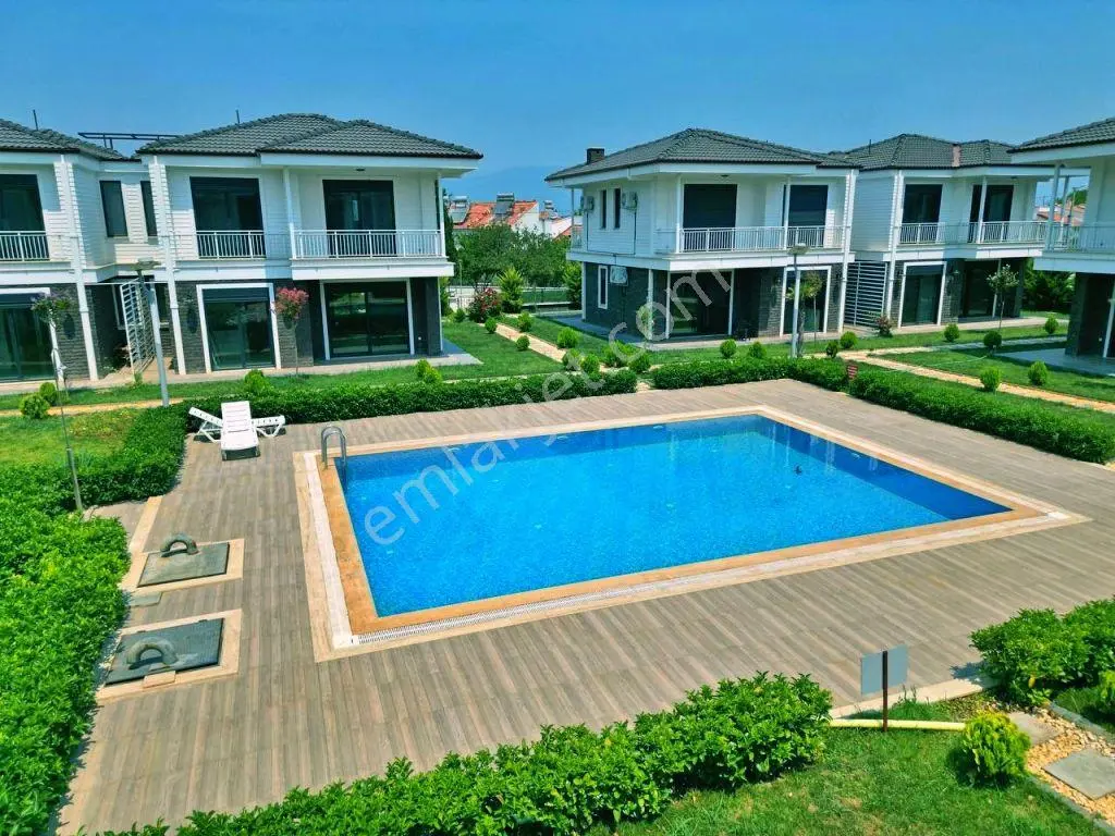 Uytundan Pelitköy'de Denize 100 Metre Site İçi Havuzlu 3+1 Villa — fotoğraf 35