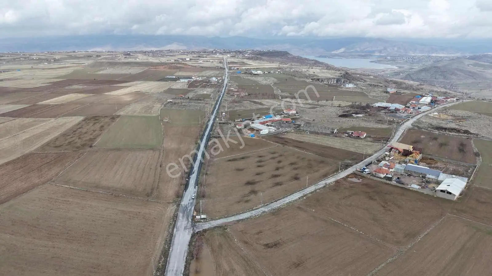Çevrilde Anayol Üzeri Satılık Tek Tapu Tarla Kısa Süreliğine ! — fotoğraf 3