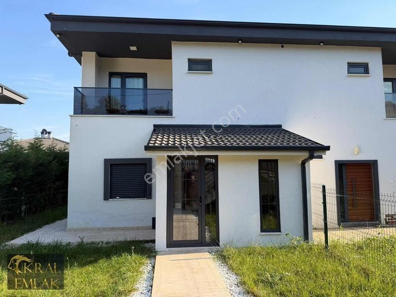 Ceneviz Villalarında Havuzlu Sitede Bahçeli Satılık Lüks Villa!