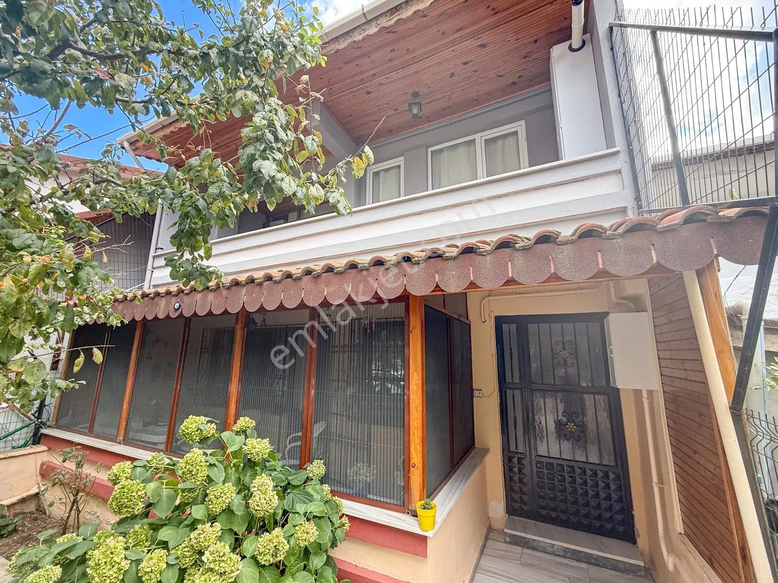 Kumbağ Pazar Sokağında Çok Geniş Full Eşyalı 2+1 Satılık Daire