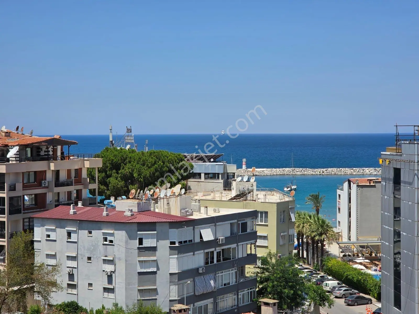 Kuşadası Marinada Salondan Deniz Manzaralı 3+1 Satılık Daire