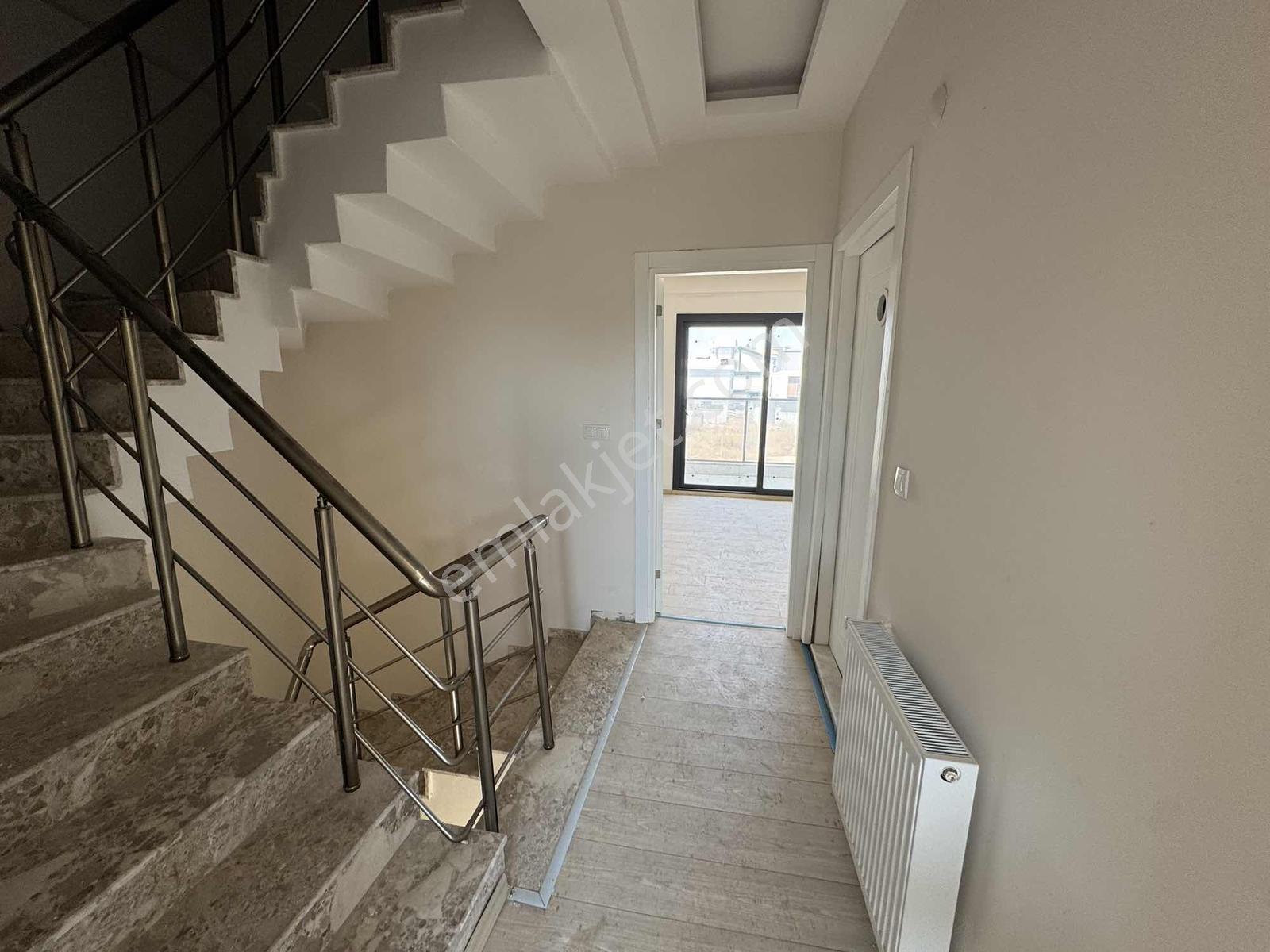 Menderes Coldwell Banker Poyraz'dan Geniş Bahçeli Villa — fotoğraf 9
