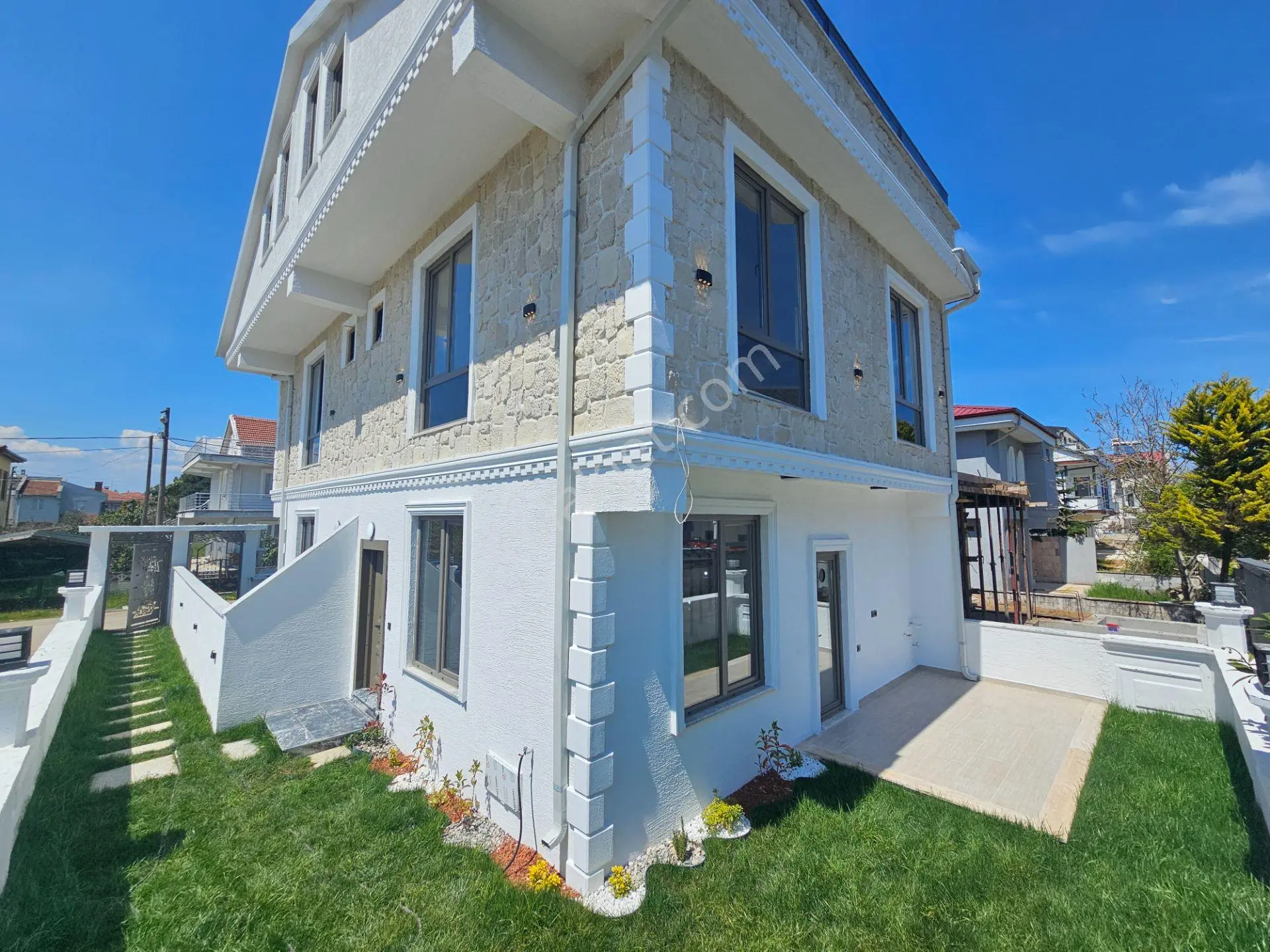Deniz'E 50 Mt Mesafede 3+1 , Geniş Bahçeli Satılık Villa