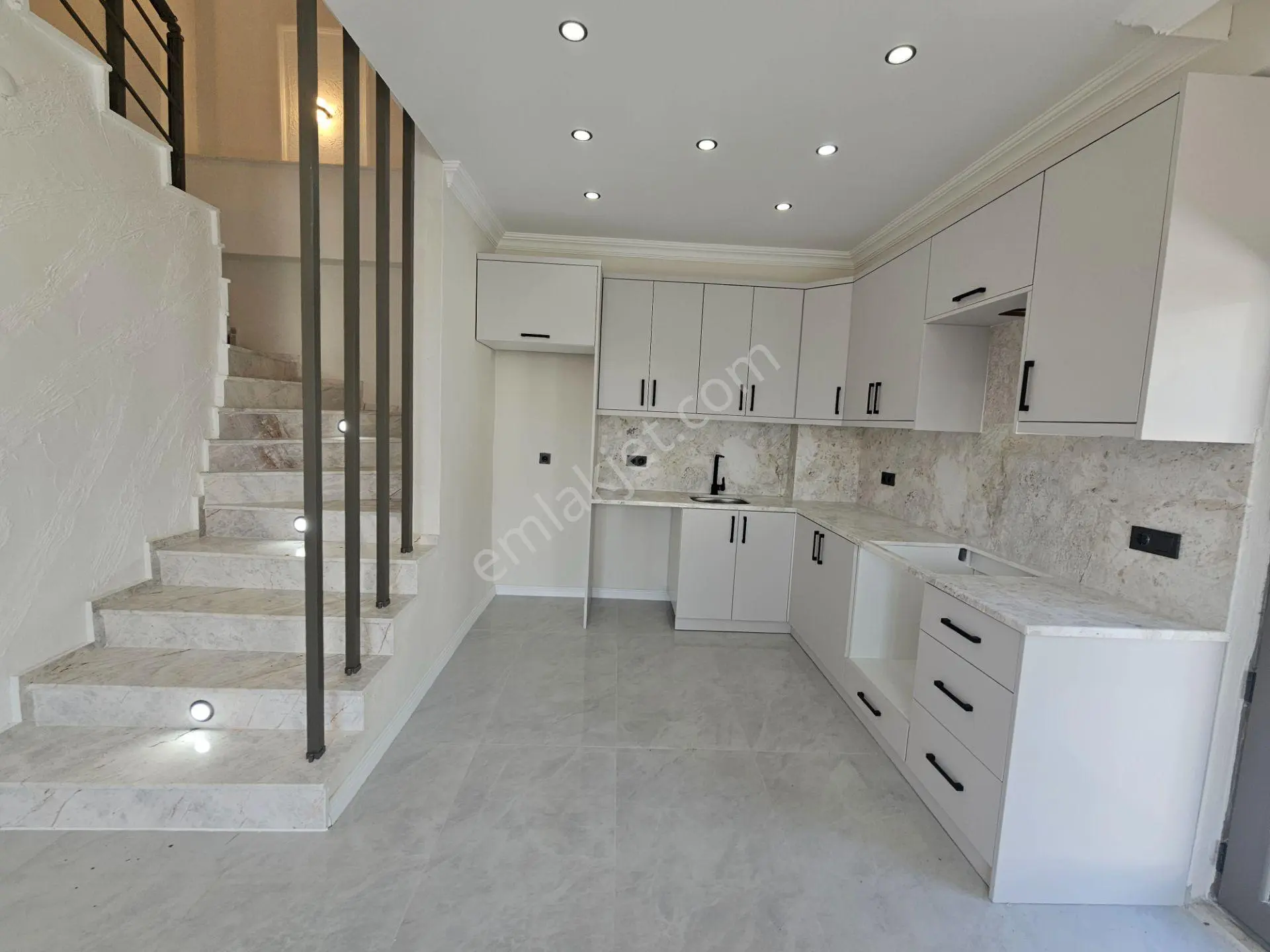 Deniz'e 50 Mt Mesafede 3+1 , Geniş Bahçeli Satılık Villa — fotoğraf 13