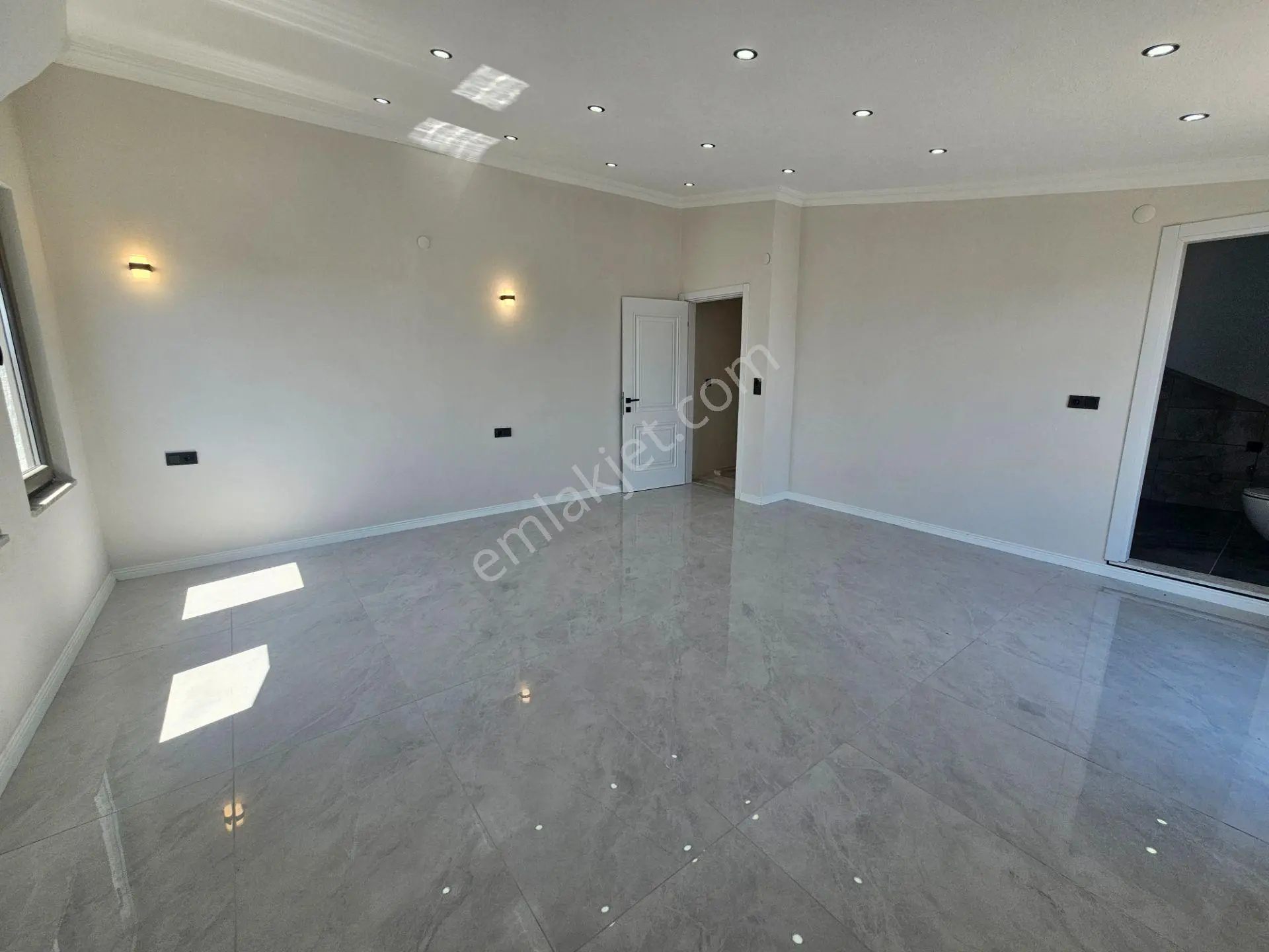 Deniz'e 50 Mt Mesafede 3+1 , Geniş Bahçeli Satılık Villa — fotoğraf 32