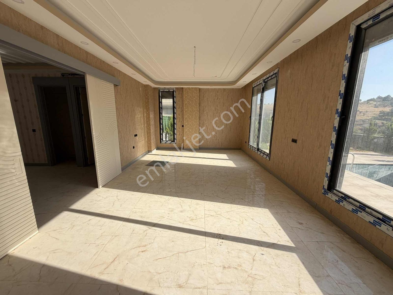 Site İçinde Lüks Satılık Villa