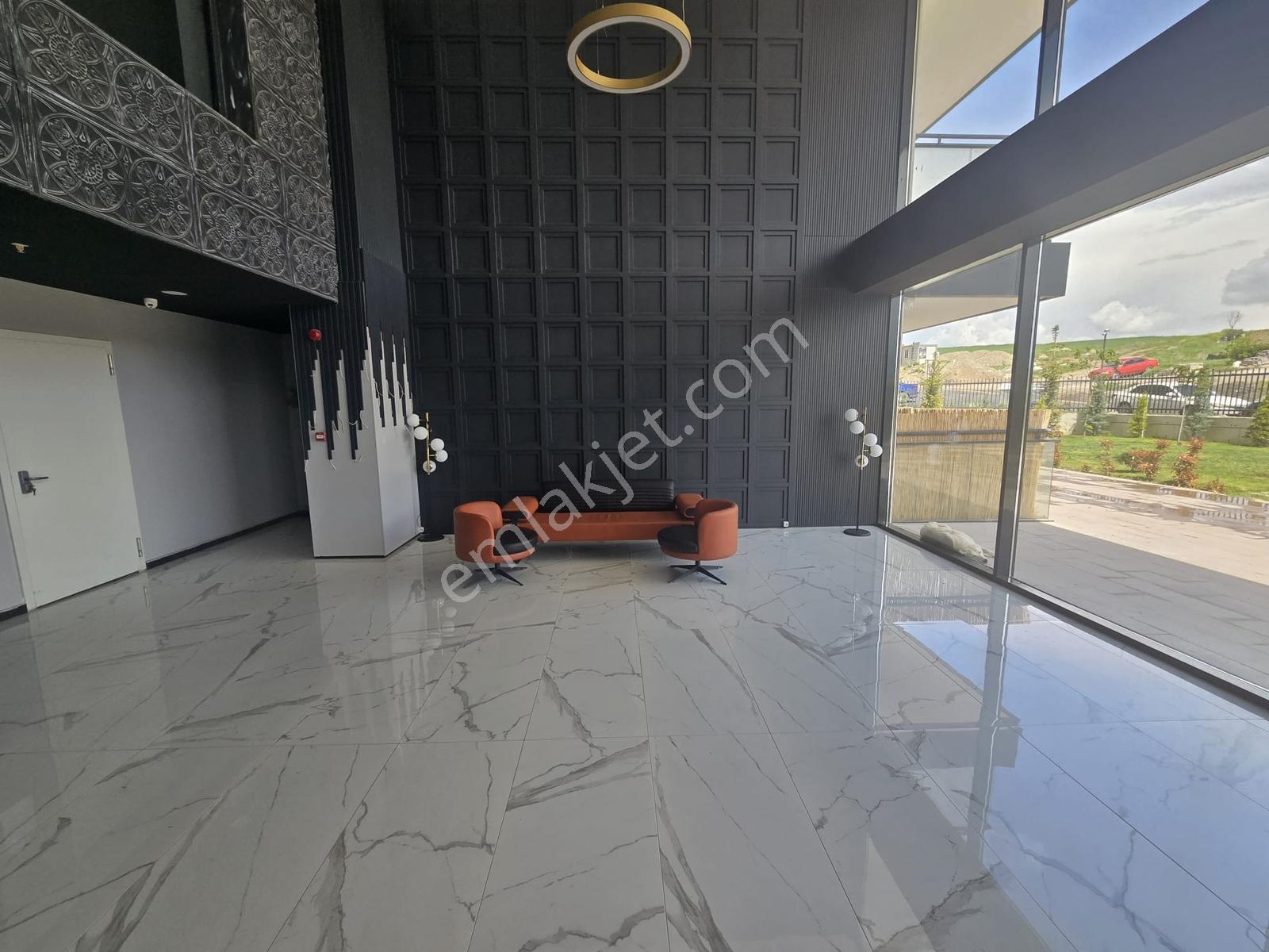 İncek'te Göl Manzaralı Teraslı Satılık 2+1 Daire — fotoğraf 2