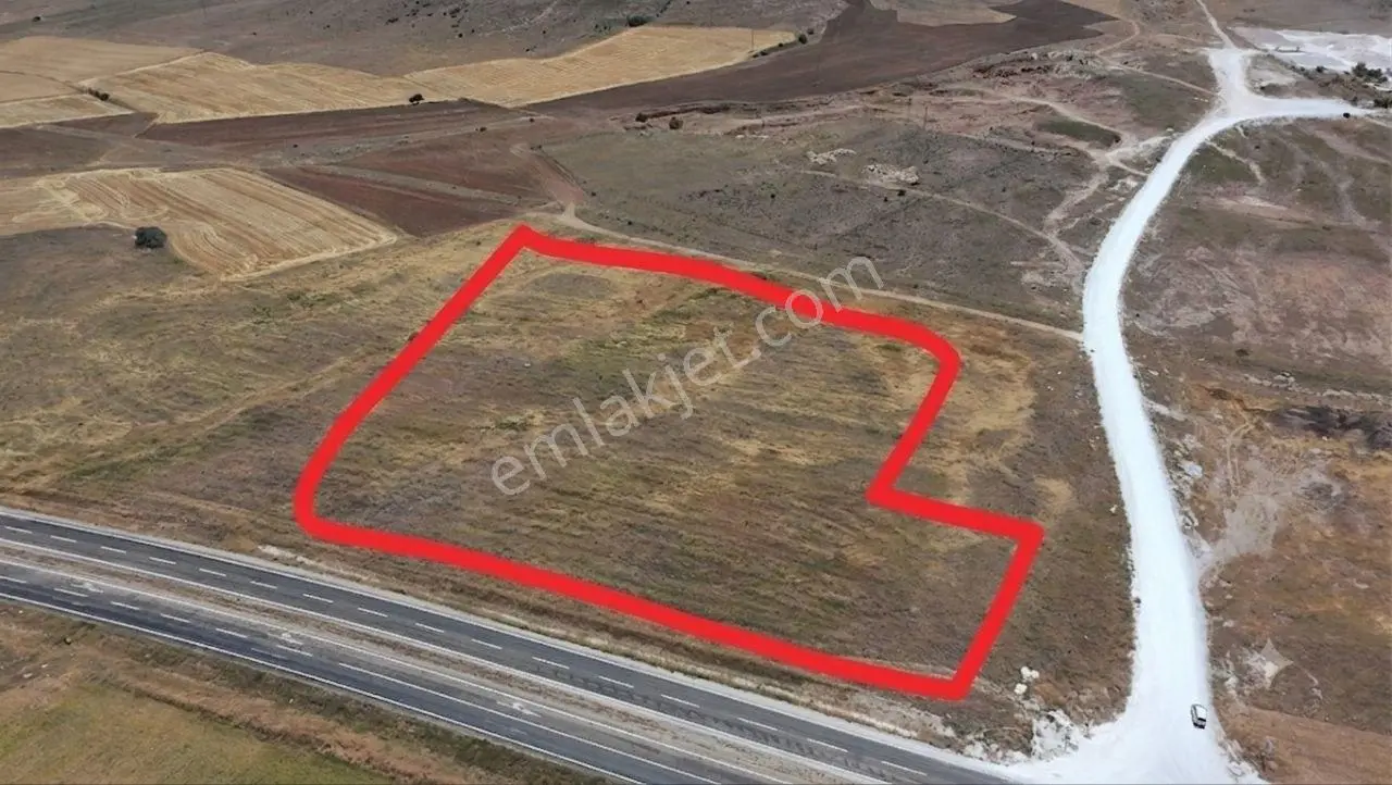 Demirbilek'Ten 200 Metre Asfalt Cepheli Tarla