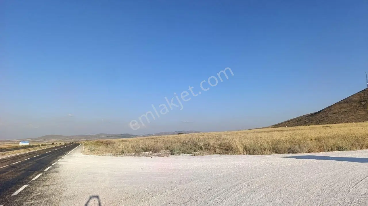 Demirbilek'ten 200 Metre Asfalt Cepheli Tarla — fotoğraf 2