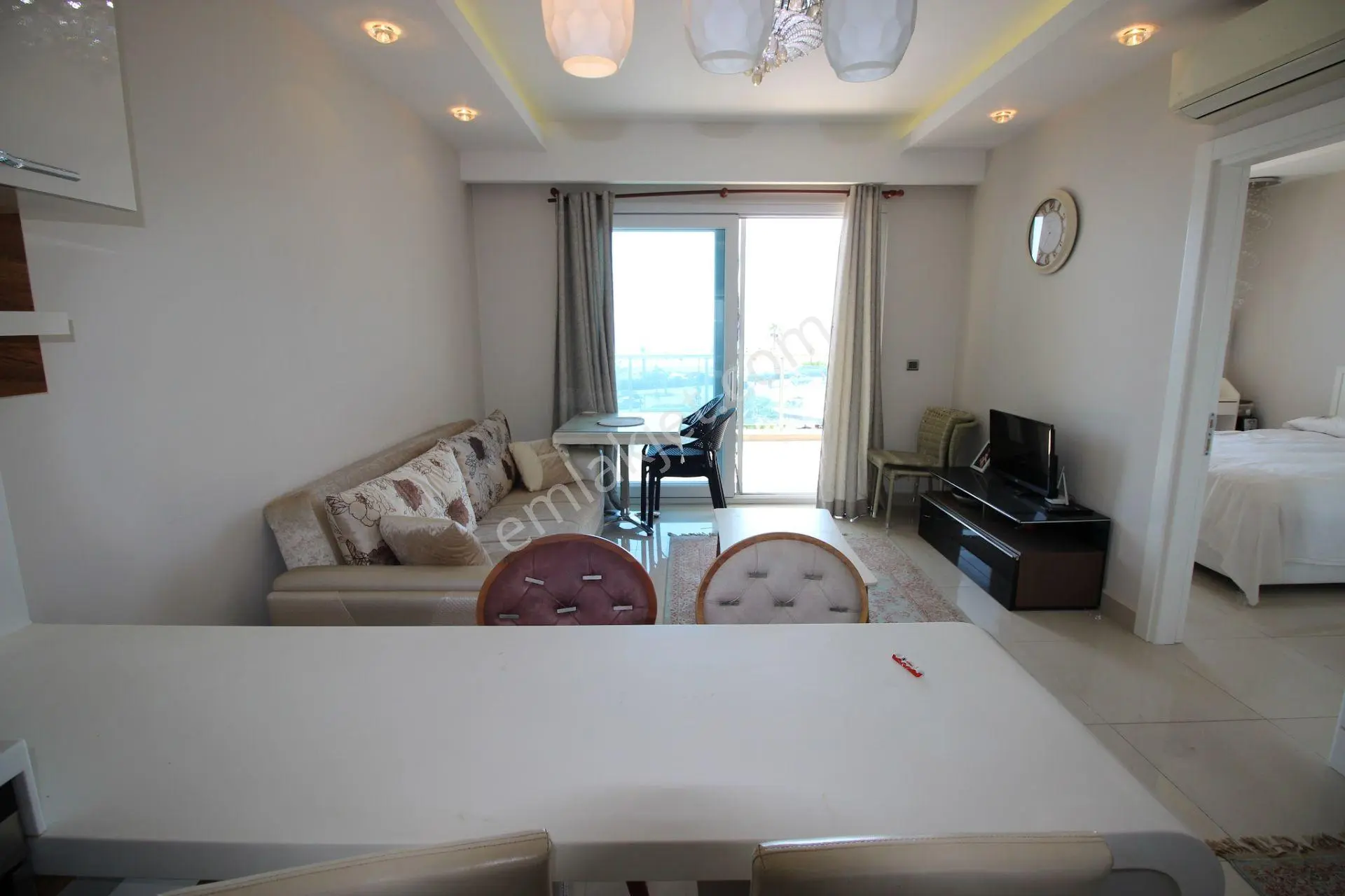 Alanya Mahmutlar'da Denize Sıfır Kale Ve Deniz Manzaralı Eşyalı 1+1 — fotoğraf 3