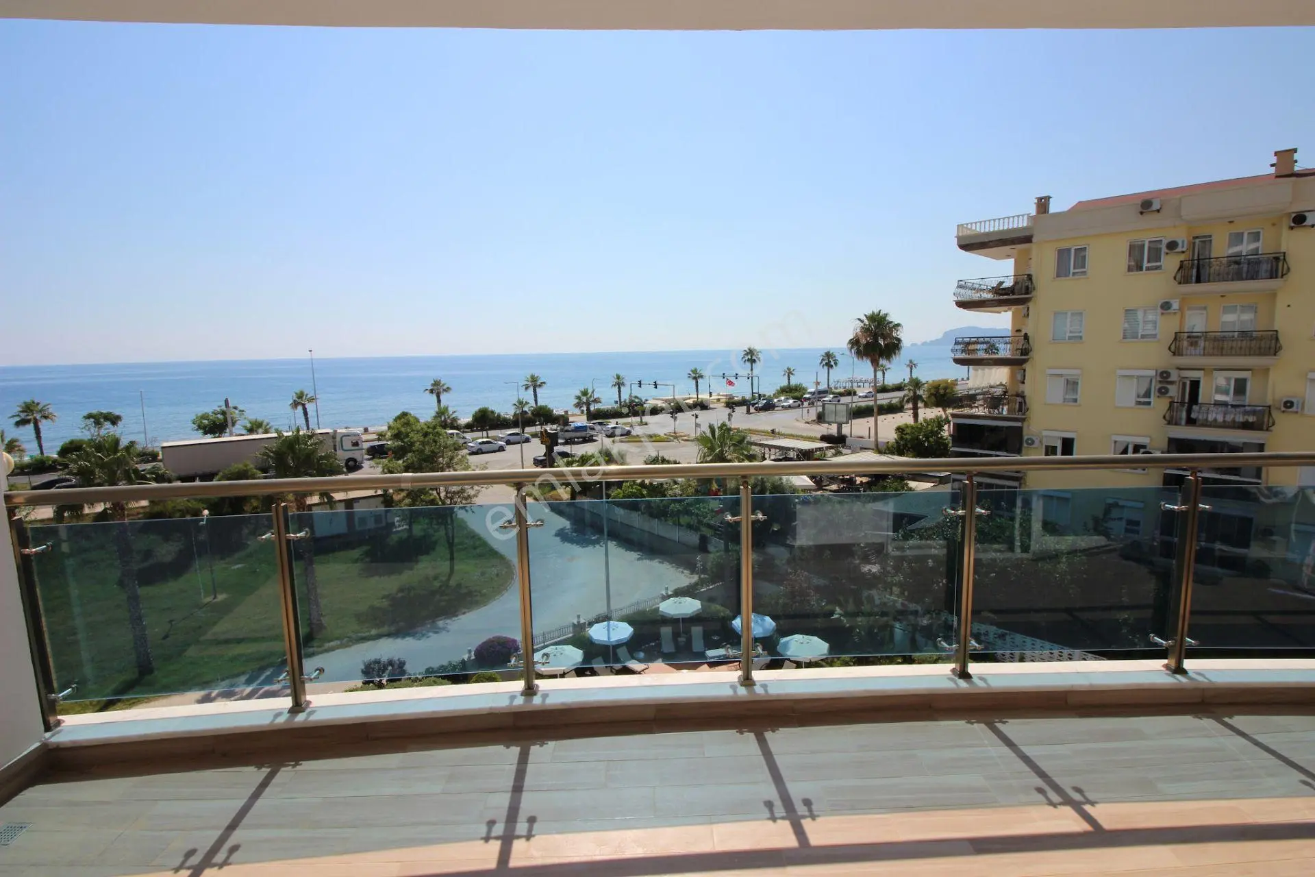 Alanya Mahmutlar'da Denize Sıfır Kale Ve Deniz Manzaralı Eşyalı 1+1 — fotoğraf 24
