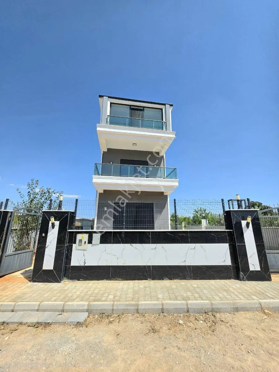 Odabaşında 300M2 Arsa İçerisinde 245M2 Tribleks Villa