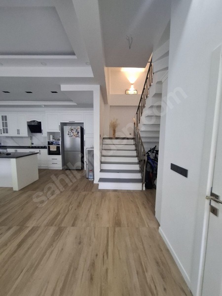 Konutlar Bölgesinde Tripleks Villa — fotoğraf 13
