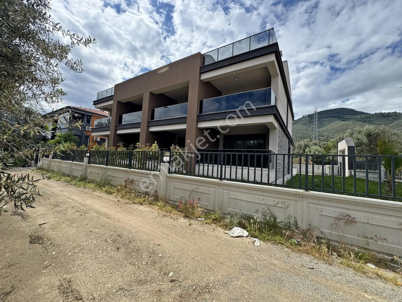 ▀Güçten Altınolukta Geniş Bahçeli Dağ Manzaralı Teraslı 3+1Villa