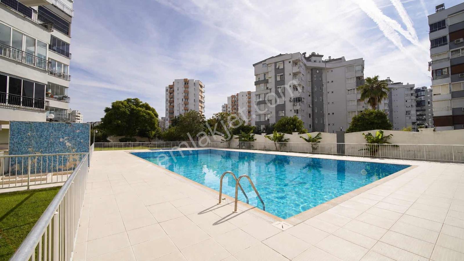 Çağlayanda Denize 150mt Mesafe Havuzlu Sitede 2+1 Geniş Satılık — fotoğraf 2