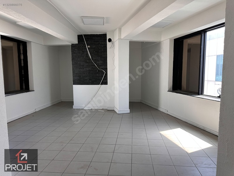 Merkez Çarşı'da 2 Katlı Kiralık Köşe Dükkan — fotoğraf 3
