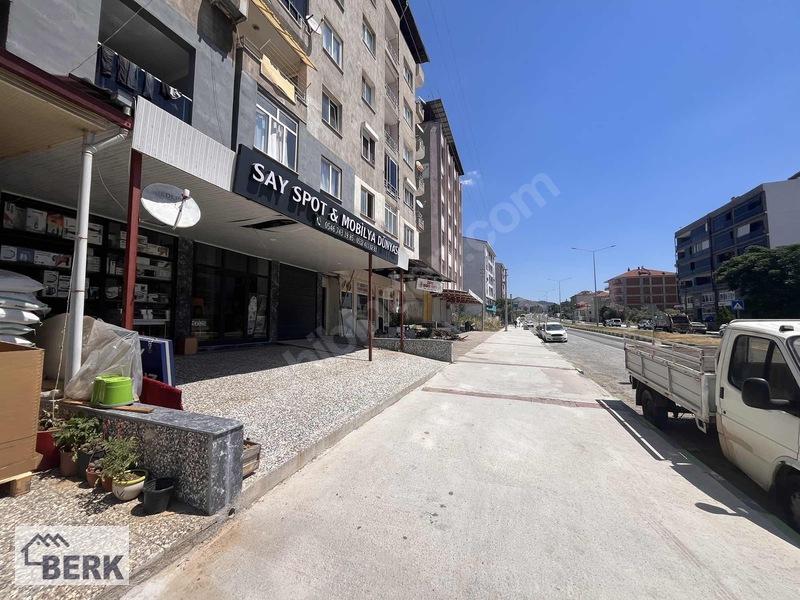Berk Emlaktan Köprübaşında Cadde Üzeri Satılık Dükkan Ve Daire — fotoğraf 5