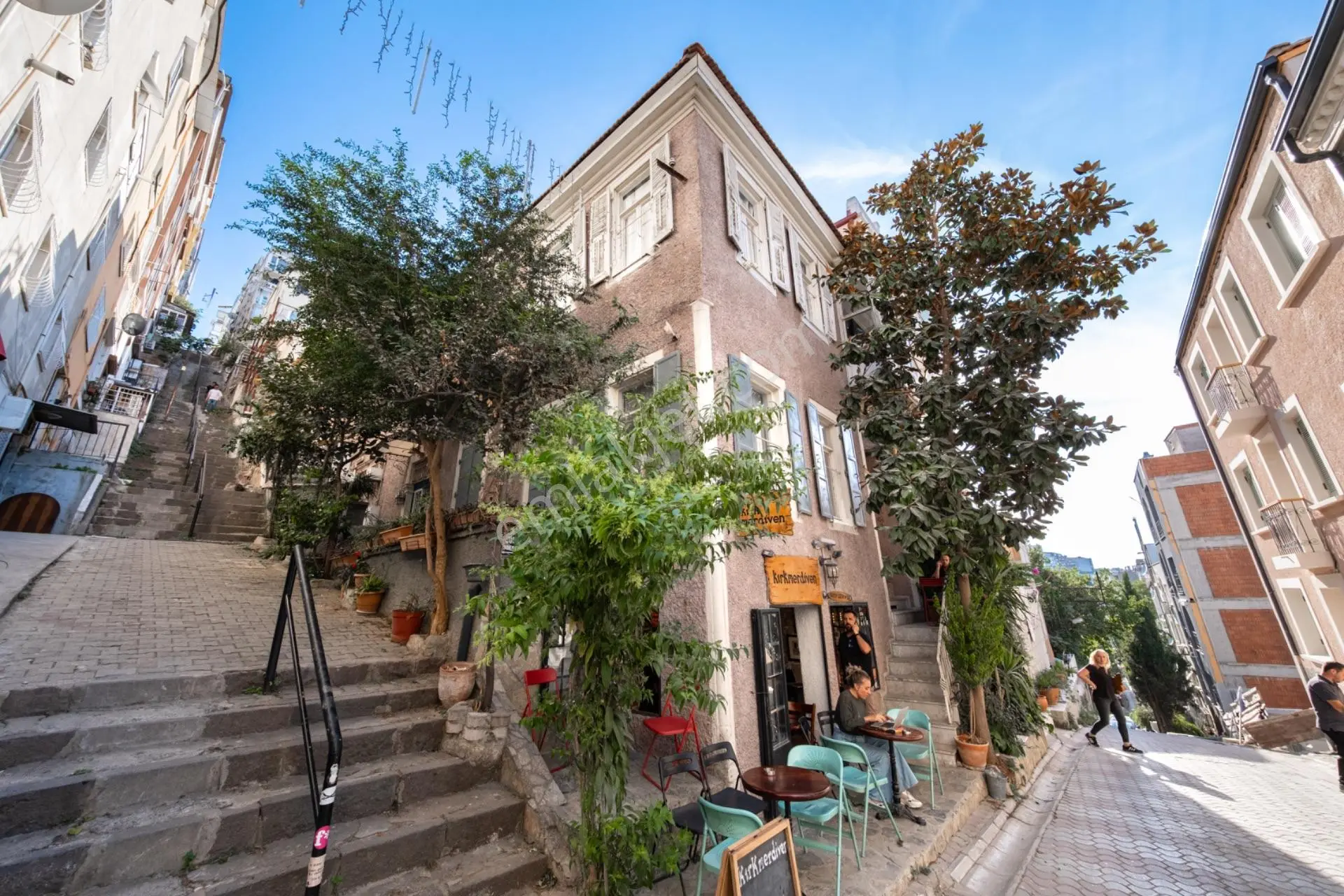 İzmir Karataş'ta Satılık Rum Evi Ve Kırkmerdiven Cafe
