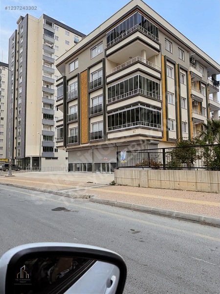 Konak Mevkide Ana Cadde Üzerinde 170 M2 Kiralık Dükkan — fotoğraf 2