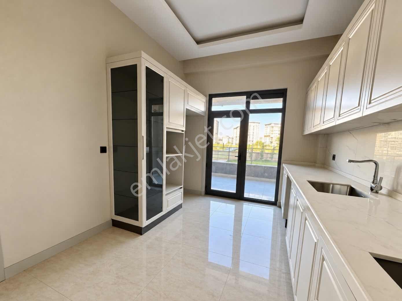 ''uluırmak Mahallesi Site İçi Sıfır 3+1 Daire'' — fotoğraf 2